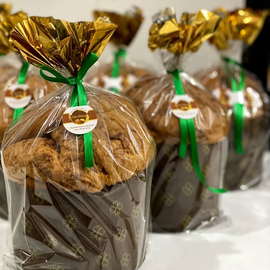 Produtos natalinos da São Rafael embalados com papel dourado e laços verdes
